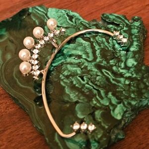 NEW Elegant Silver and Pearl Ear Cuff E1P28
